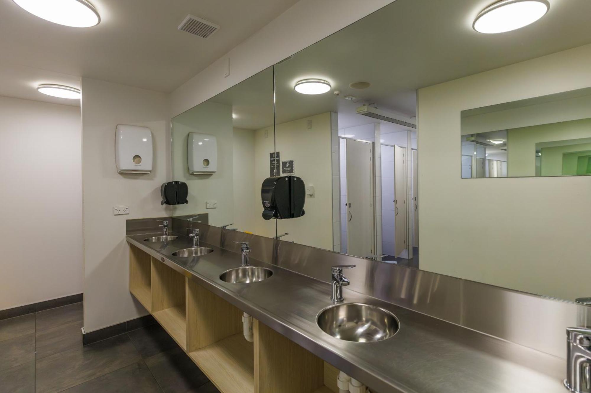 The Bealey Quarter Motel Christchurch Kültér fotó A washroom at the University of Washington